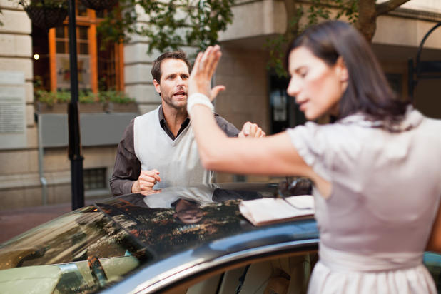 Ein Mann und eine Frau beim Streiten